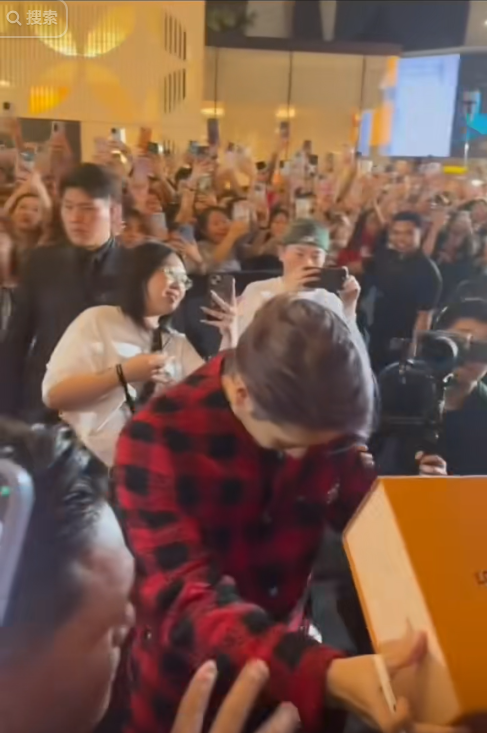 丁子朗備受TVB力捧返內地拍劇 與頂級男神合照惹網友羨慕!