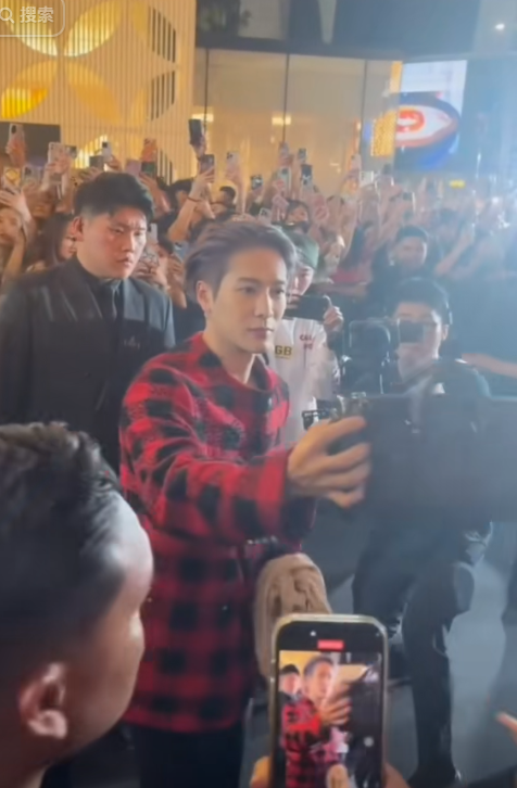 丁子朗備受TVB力捧返內地拍劇 與頂級男神合照惹網友羨慕!