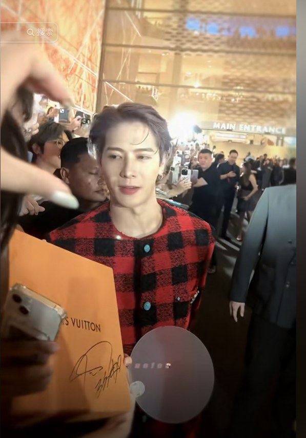 丁子朗備受TVB力捧返內地拍劇 與頂級男神合照惹網友羨慕!