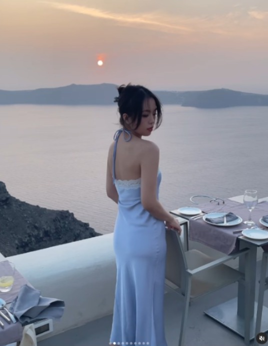 聲夢小花遊希臘化身「影后」曬玉背 網友讚出水芙蓉 跪求正面照 