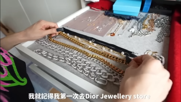 王君馨特別介紹了4年前所買的DIOR頸鏈，大爆自己以前不敢入Dior，直到一次逛街時被好朋友陳靜（Dada）帶到門市，才一次過入手了兩條DIOR頸鏈。圖片來源：Youtube@musetv_hk