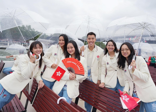 今屆奧運由「劍神」 張家朗以及「女飛魚」何詩蓓擔任港隊持旗手