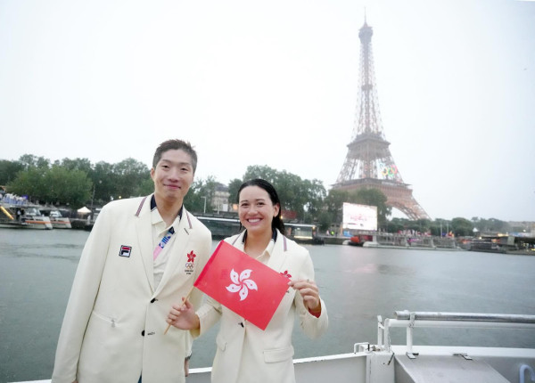 今屆奧運由「劍神」 張家朗以及「女飛魚」何詩蓓擔任港隊持旗手