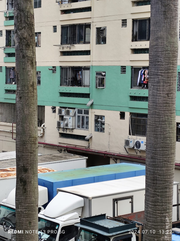 何文田愛民邨康民樓一個低層單位窗外，裝設了4部分體式冷氣。（Facebook圖片）