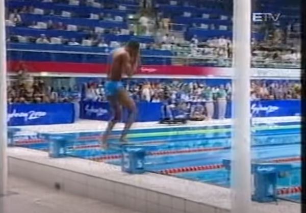 Eric Moussamban於賽前9個月才學識游水，到達會場後亦被奧運泳池規模嚇一跳。（影片截圖）