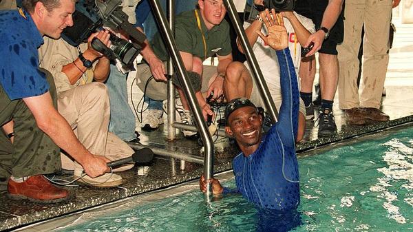 事隔20年Eric Moussambani已脫胎換骨，甚至於當地擔任游泳教練，游100米早已毫無難度。（網上圖片）