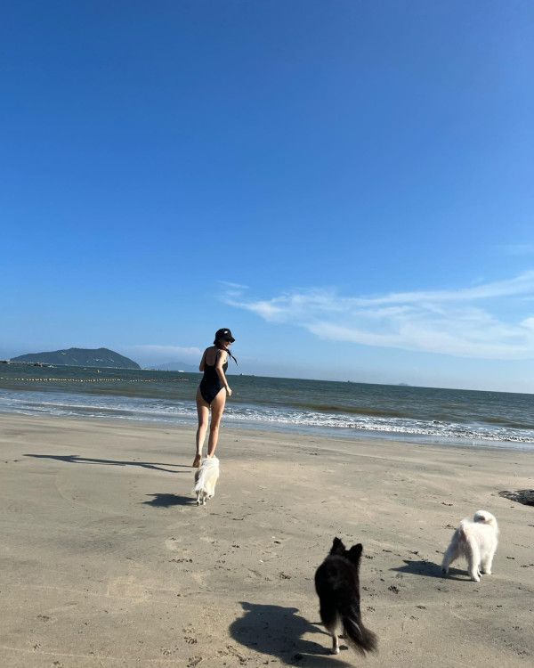 陳瀅歐遊白色比堅尼晒蜜桃臀 陳瀅歐遊白色比堅尼晒蜜桃臀