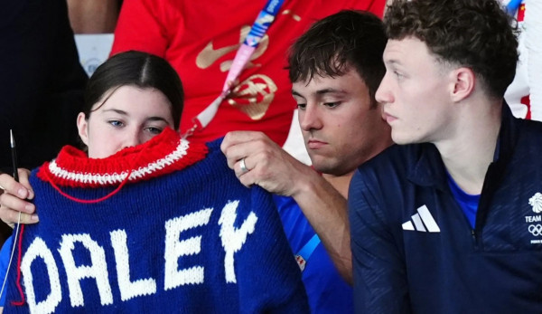在7月27日，Tom Daley現身巴黎奧運女子3公尺跳水比賽現場一如既往地在觀眾席上織著毛衣。早在奧運開幕前，Daley就在Instagram上分享了他的毛衣設計：正面採用法國國旗的藍白紅三色，織有
