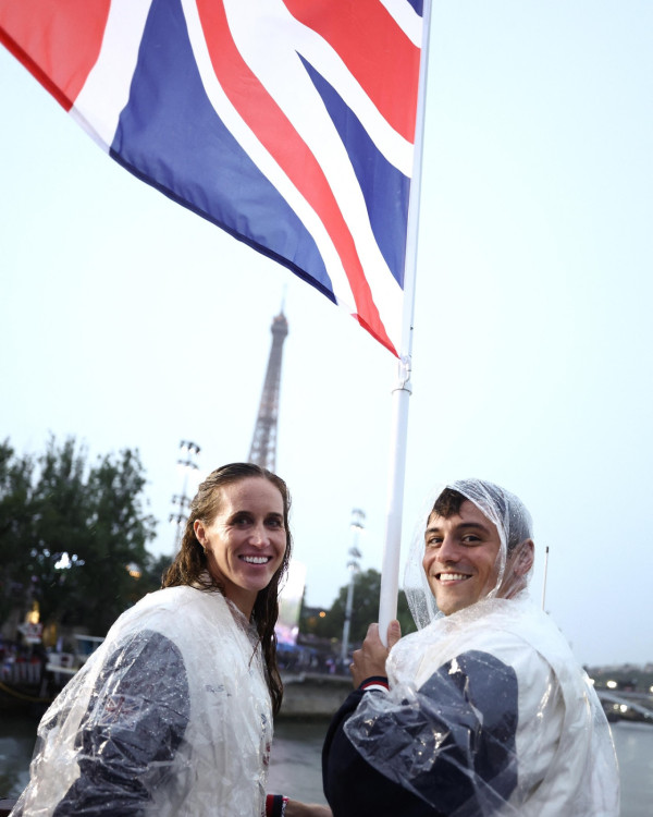 今屆巴黎奧運Tom Daley與英國賽艇選手Helen Glover一起擔任英國隊的持旗手，在擔任旗手的過程中，兩人重演了《鐵達尼號》電影中的經典場面。