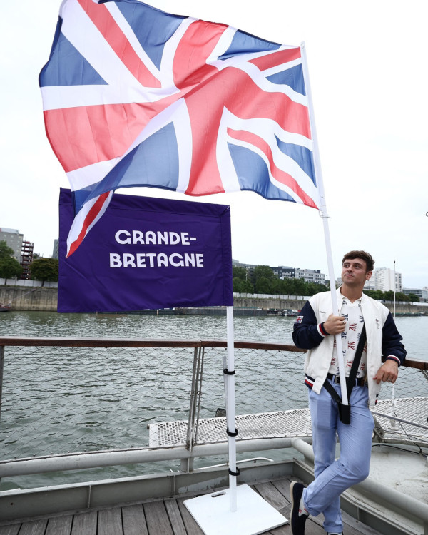 Tom Daley快閃香港24小時 桑拿室派福利照！僅包一條毛巾大騷腹肌 