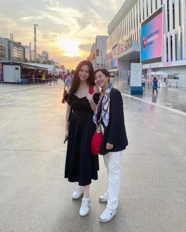 2024巴黎奧運｜邱淑貞與囡囡沈月飛法國睇奧運 56歲keep住仙氣！狂吸逾4萬like 