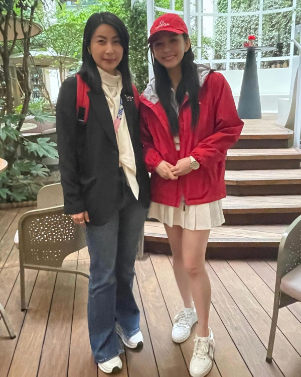 2024巴黎奧運｜邱淑貞與囡囡沈月飛法國睇奧運 56歲keep住仙氣！狂吸逾4萬like 