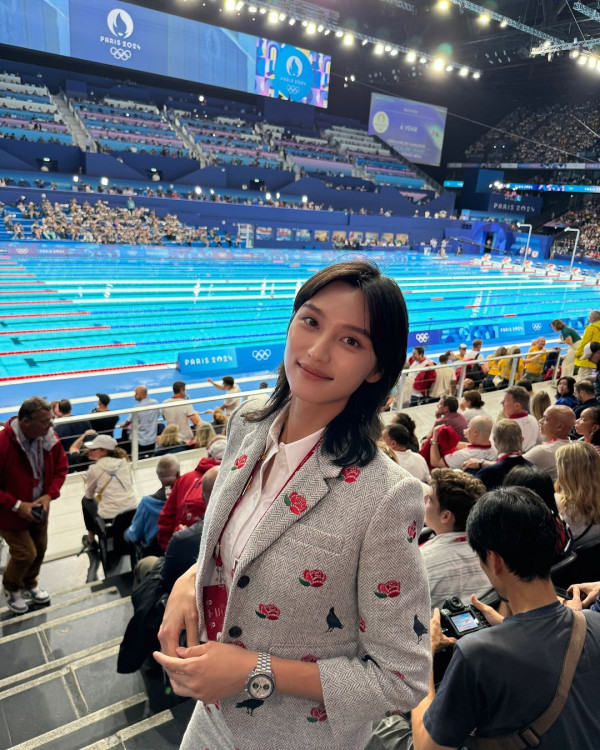 2024巴黎奧運｜邱淑貞與囡囡沈月飛法國睇奧運 56歲keep住仙氣！狂吸逾4萬like 