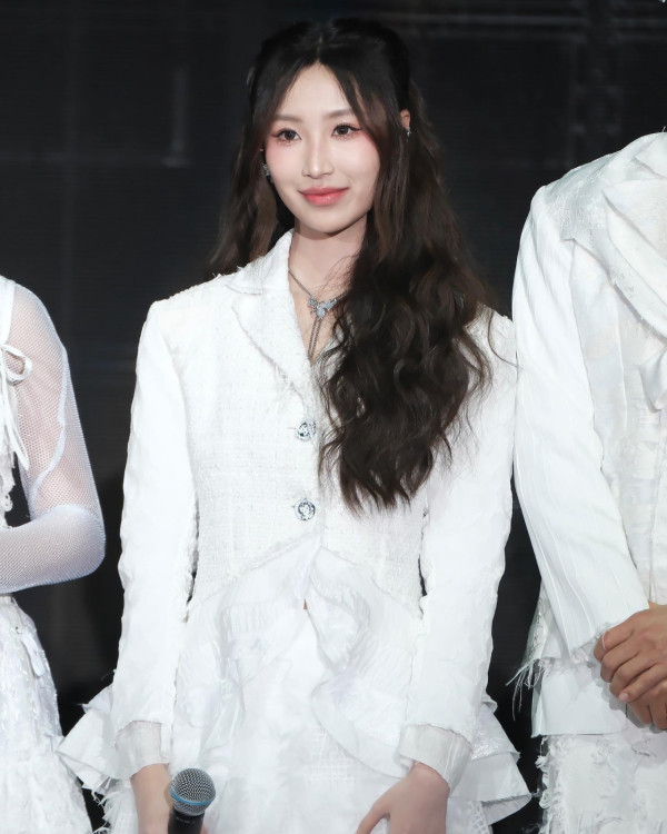 聲夢小花放棄美國升學照去旅行 狂甫當地打卡照曬香肩小蠻腰