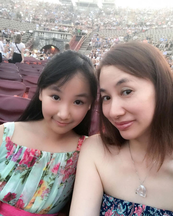 聲夢小花放棄美國升學照去旅行 狂甫當地打卡照曬香肩小蠻腰