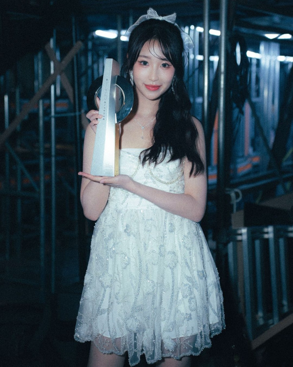 聲夢小花放棄美國升學照去旅行 狂甫當地打卡照曬香肩小蠻腰