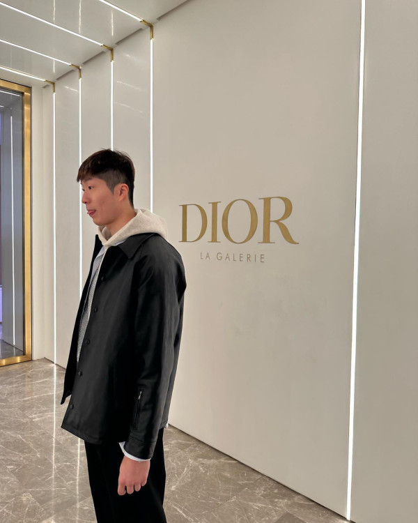 張家朗成為奢侈品牌Christian Dior、香港首位Dior Men代言人，他在今年最新造型照中身穿Dior灰色西裝外套，內裡搭配劍擊衫，並手持擊劍和面罩，拍起廣告來都一樣有型有款。圖片來源：IG@cheungkalonggggg