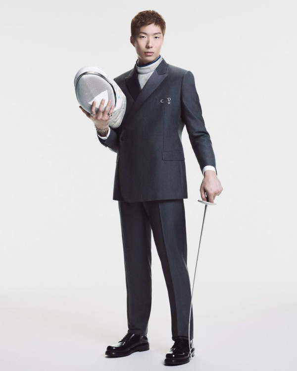 張家朗成為奢侈品牌Christian Dior、香港首位Dior Men代言人，他在今年最新造型照中身穿Dior灰色西裝外套，內裡搭配劍擊衫，並手持擊劍和面罩，拍起廣告來都一樣有型有款。圖片來源：IG@cheungkalonggggg