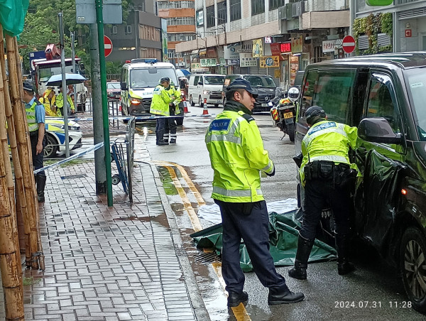 大角咀奪命車禍｜大角咀73歲婦遭撞斃 母子靠執紙皮日賺$20 兩子疑智力障礙滿屋垃圾