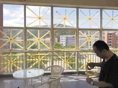 打風貼膠紙｜打風強化玻璃窗貼膠紙毫無作用？資深驗樓師警告1原因造成更大危險
