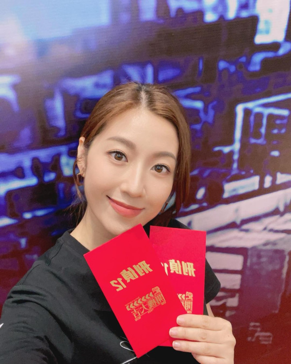 陳自瑤佛山拍劇獲粉絲冒雨守候 疑無視男孩一要求 被網友批耍大牌 