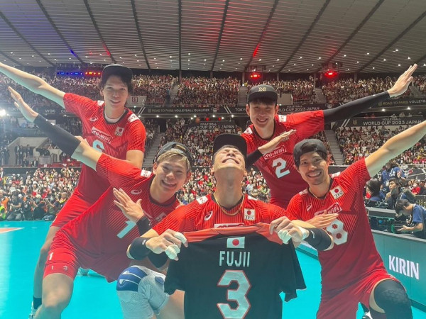 日本男排名將去年不幸逝世  團隊帶隊友遺願參戰奧運現真人版《排球少年》超熱血！ 
