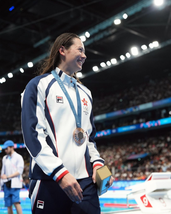 巴黎奧運｜何詩蓓出席勝利巡遊 巴黎鐵塔下與粉絲親切selfie！周六出戰混合接力 