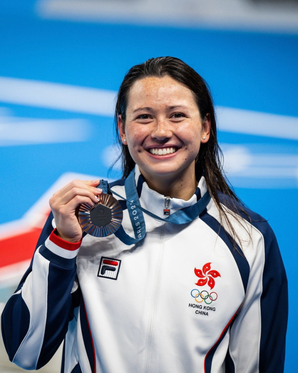 巴黎奧運｜何詩蓓出席勝利巡遊 巴黎鐵塔下與粉絲親切selfie！周六出戰混合接力 