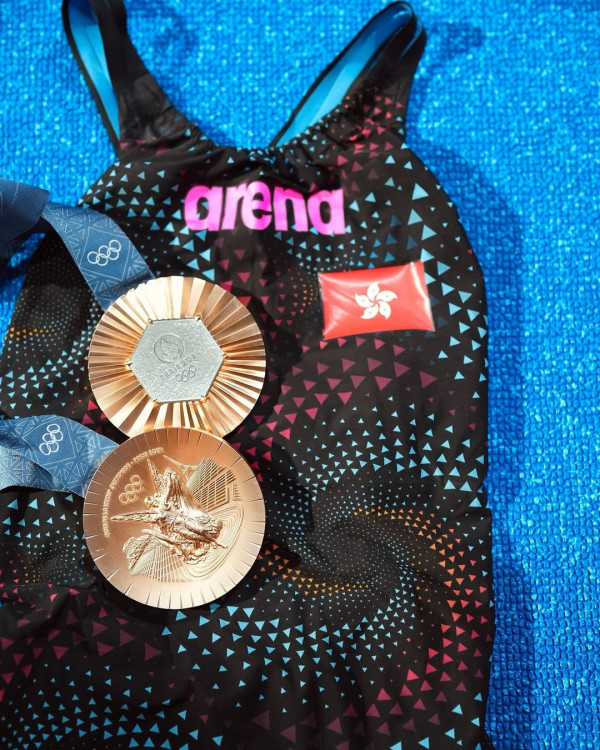 巴黎奧運｜何詩蓓出席勝利巡遊 巴黎鐵塔下與粉絲親切selfie！周六出戰混合接力 