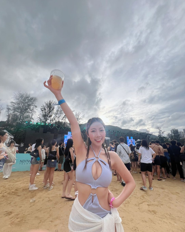 陳庭欣罕晒火辣泳衣相玩透視！洶湧胸形畢露震撼網民眼球！ 