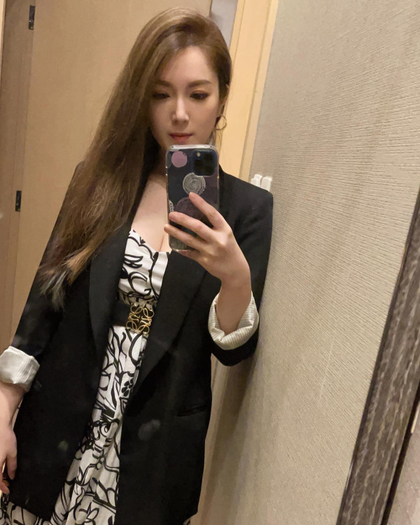 Lily Collins性感金裙現身首映禮！粉絲卻指顏值崩壞？ 