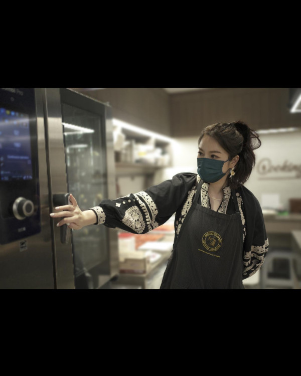 Lily Collins性感金裙現身首映禮！粉絲卻指顏值崩壞？ 