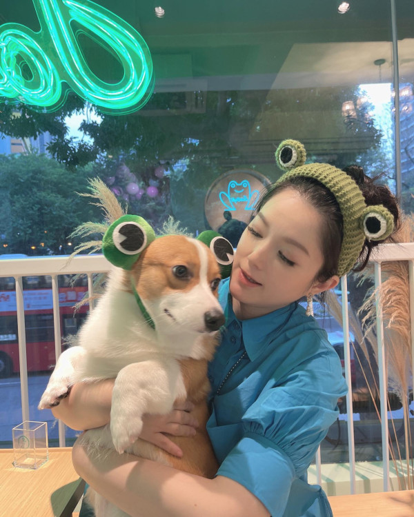 Lily Collins性感金裙現身首映禮！粉絲卻指顏值崩壞？ 