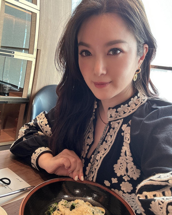 Lily Collins性感金裙現身首映禮！粉絲卻指顏值崩壞？ 