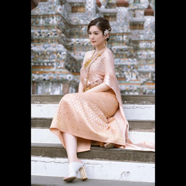 Lily Collins性感金裙現身首映禮！粉絲卻指顏值崩壞？ 