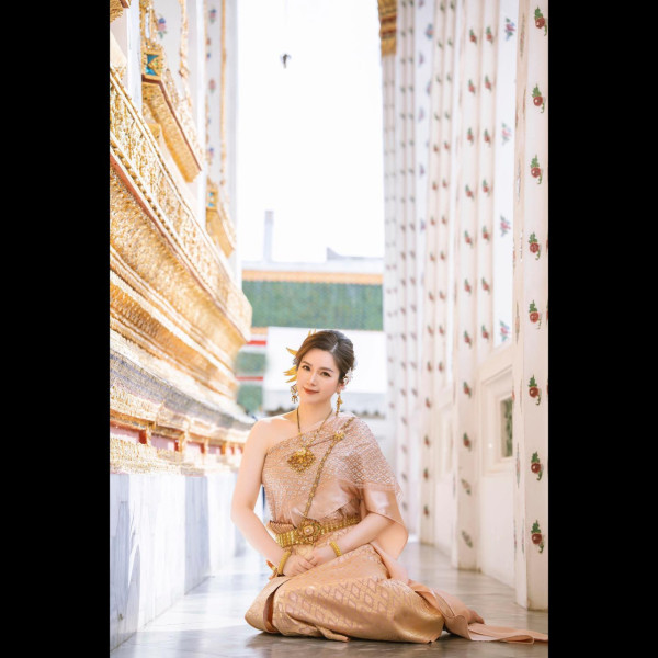 Lily Collins性感金裙現身首映禮！粉絲卻指顏值崩壞？ 