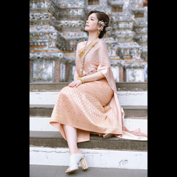 Lily Collins性感金裙現身首映禮！粉絲卻指顏值崩壞？ 