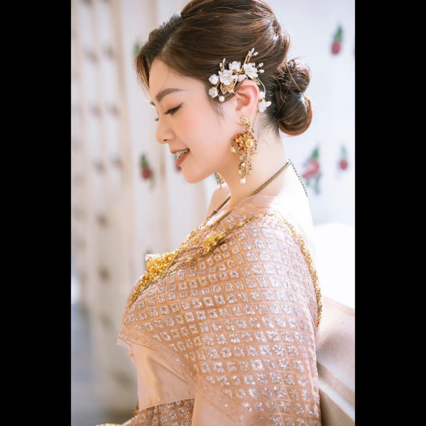 Lily Collins性感金裙現身首映禮！粉絲卻指顏值崩壞？ 