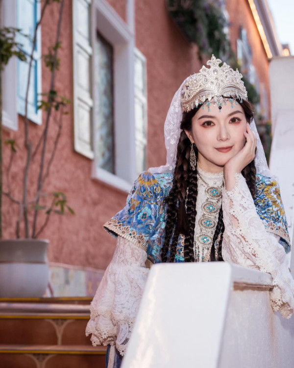 Lily Collins性感金裙現身首映禮！粉絲卻指顏值崩壞？ 