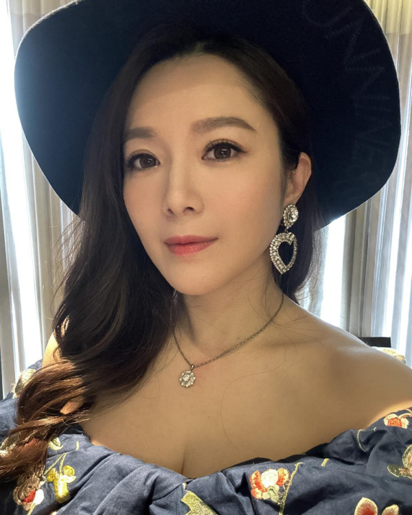 Lily Collins性感金裙現身首映禮！粉絲卻指顏值崩壞？ 