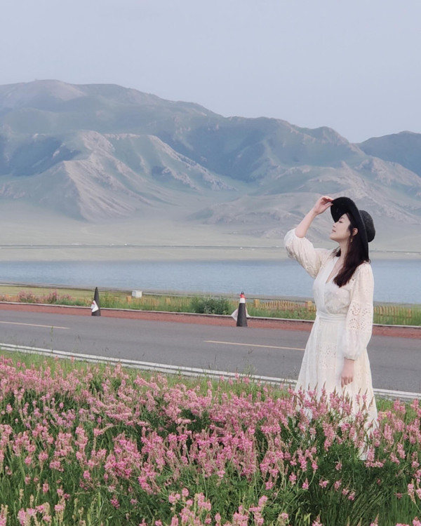 Lily Collins性感金裙現身首映禮！粉絲卻指顏值崩壞？ 