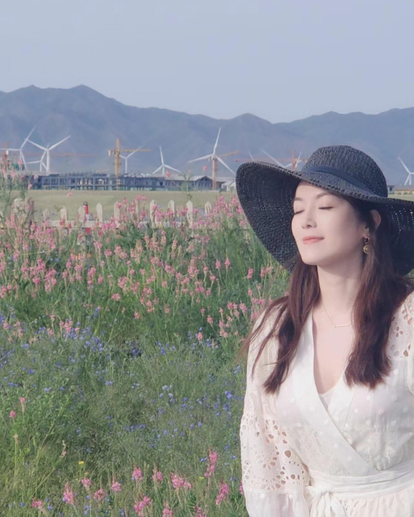 Lily Collins性感金裙現身首映禮！粉絲卻指顏值崩壞？ 