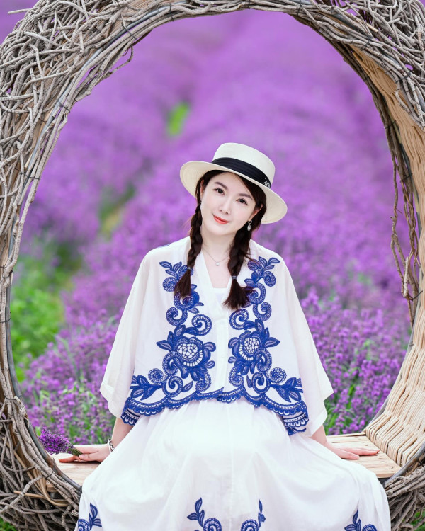 Lily Collins性感金裙現身首映禮！粉絲卻指顏值崩壞？ 