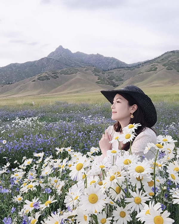 Lily Collins性感金裙現身首映禮！粉絲卻指顏值崩壞？ 