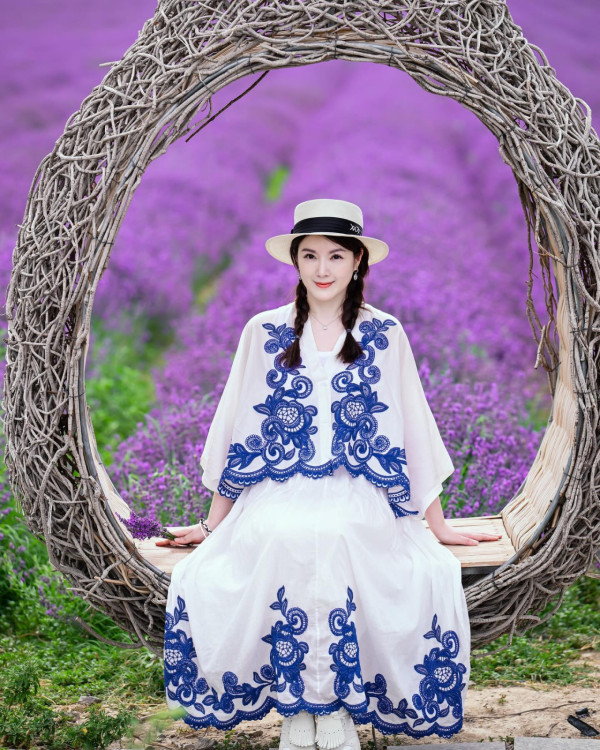 Lily Collins性感金裙現身首映禮！粉絲卻指顏值崩壞？ 