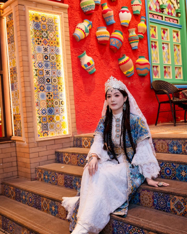 Lily Collins性感金裙現身首映禮！粉絲卻指顏值崩壞？ 