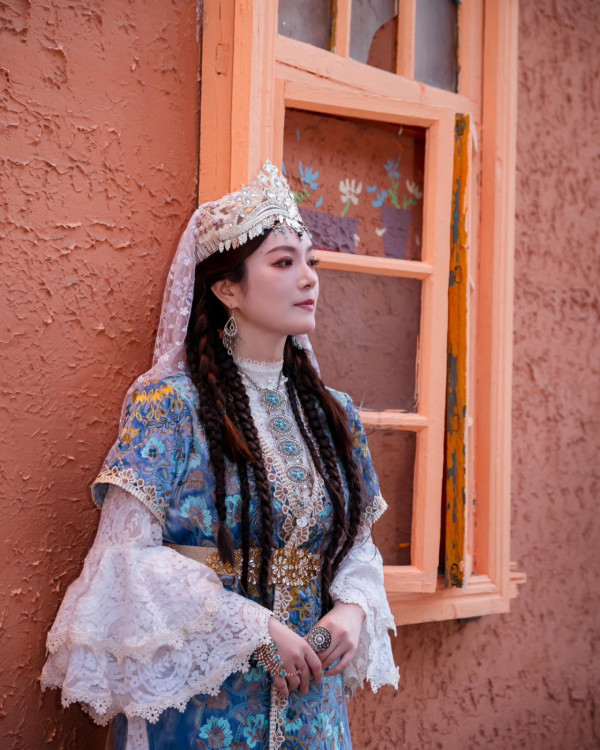 Lily Collins性感金裙現身首映禮！粉絲卻指顏值崩壞？ 