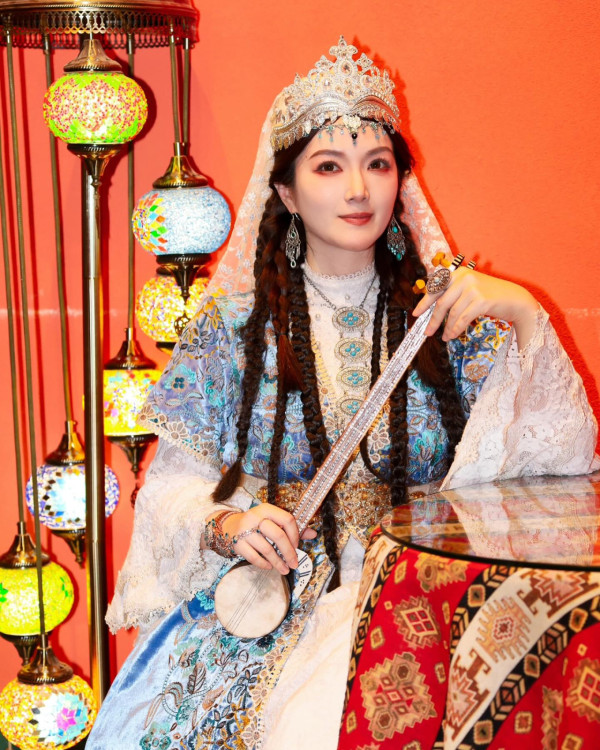 Lily Collins性感金裙現身首映禮！粉絲卻指顏值崩壞？ 