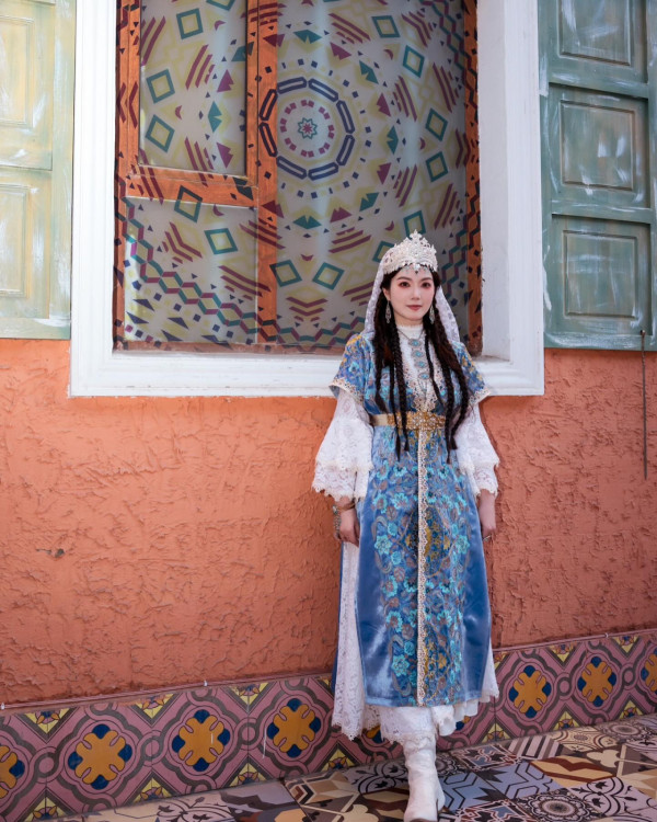 Lily Collins性感金裙現身首映禮！粉絲卻指顏值崩壞？ 