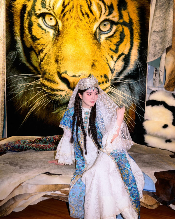 Lily Collins性感金裙現身首映禮！粉絲卻指顏值崩壞？ 